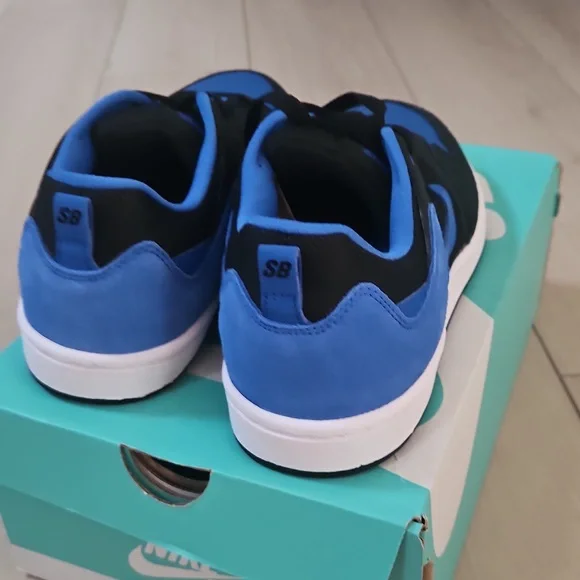 Nike Black and Blue Sneakers Size 11 Mens Shoes - Picture 4 of 6